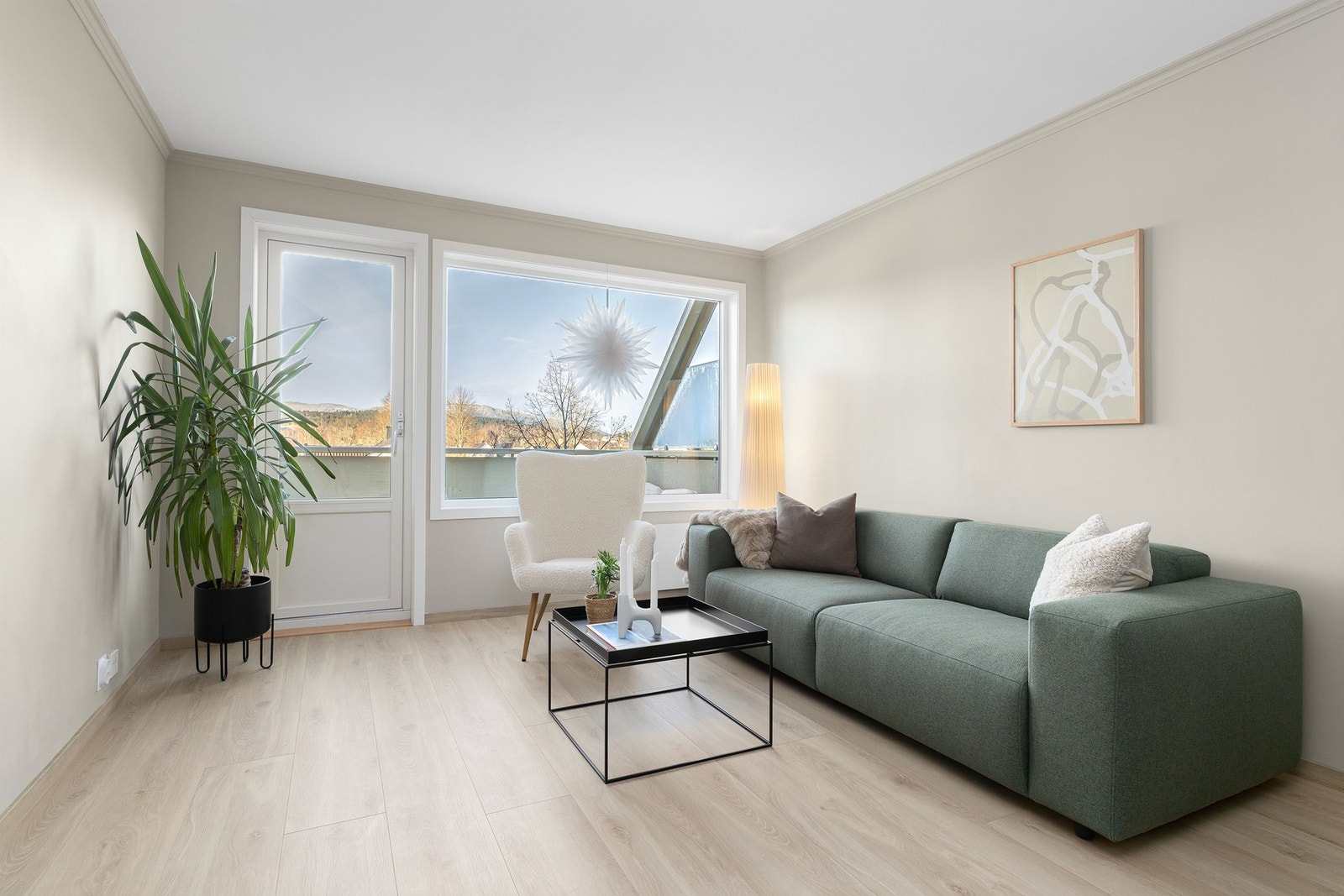 Fra stuen har du direkte utgang til den solrike balkongen, som utvider oppholdsarealet på varme dager. Galleribilde