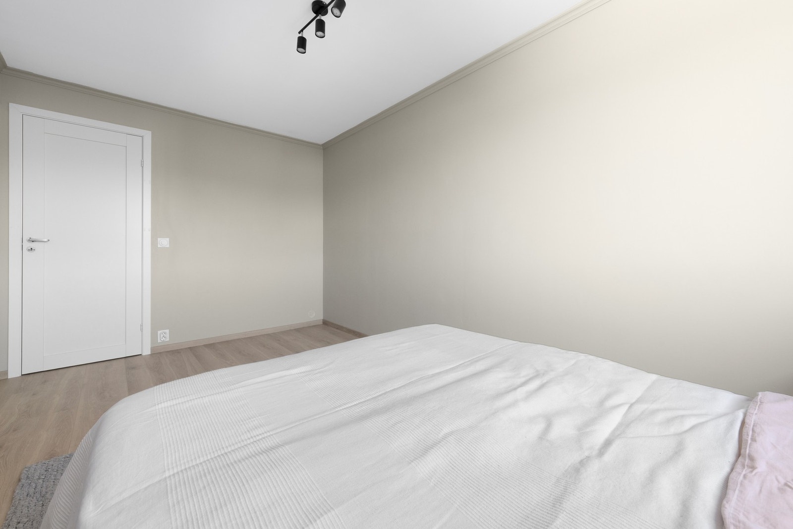 Her kan du enkelt innrede etter egne behov, enten du ønsker et minimalistisk soverom eller en mer personlig atmosfære med tekstiler og detaljer. Galleribilde