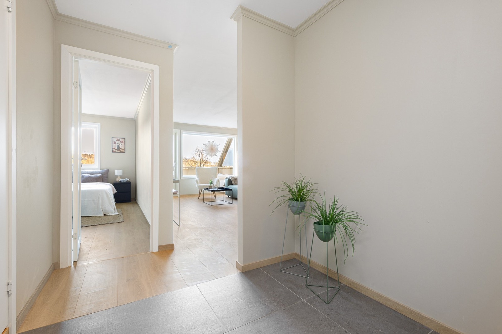 De lyse veggene og den gode takhøyden skaper en åpen og luftig atmosfære allerede idet du kommer inn. Galleribilde