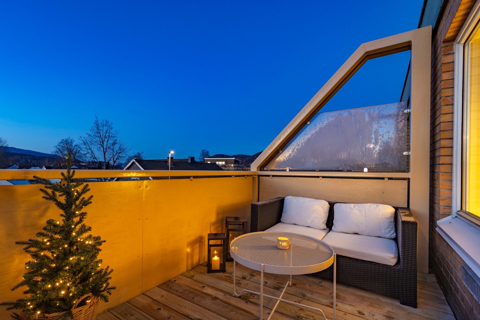 Her er det god plass til både sittegruppe, blomsterkasser og et lite spisebord, og utsikten over nærområdet gir en rolig og behagelig atmosfære. Galleribilde