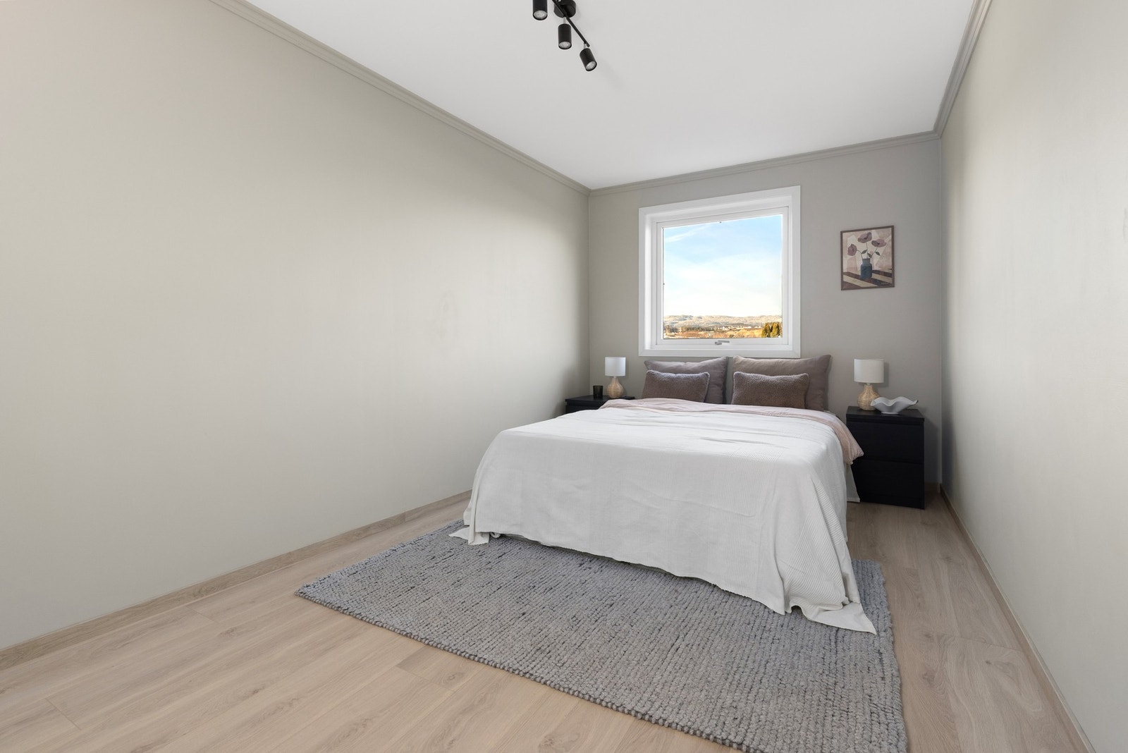 Soverommet er et stille og behagelig rom med plass til både dobbeltseng og garderobeløsninger. Galleribilde