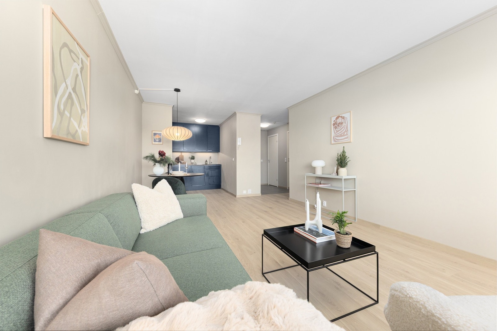 Her er det god plass til både sofagruppe og spisebord. Galleribilde