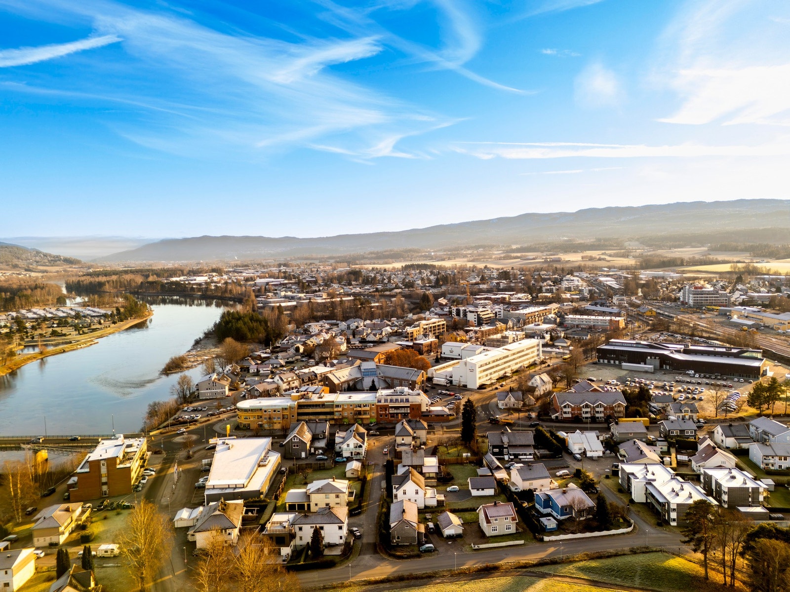 Rett i nærheten ligger også Eikersenteret, som tilbyr et bredere handelsutvalg og flere praktiske funksjoner. Galleribilde