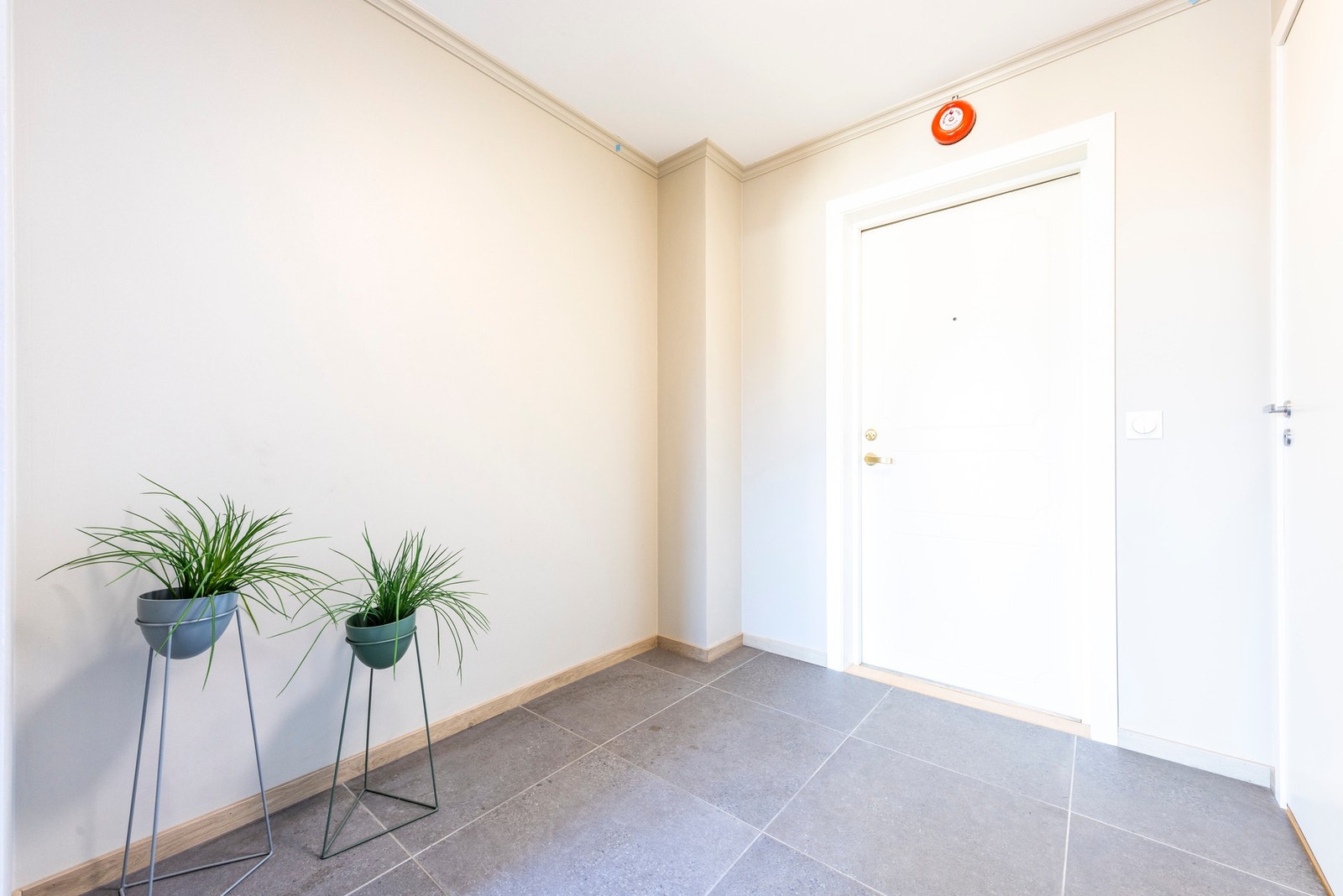 Leiligheten ønsker deg velkommen med en lys og romslig entré som gir et svært godt førsteinntrykk Galleribilde