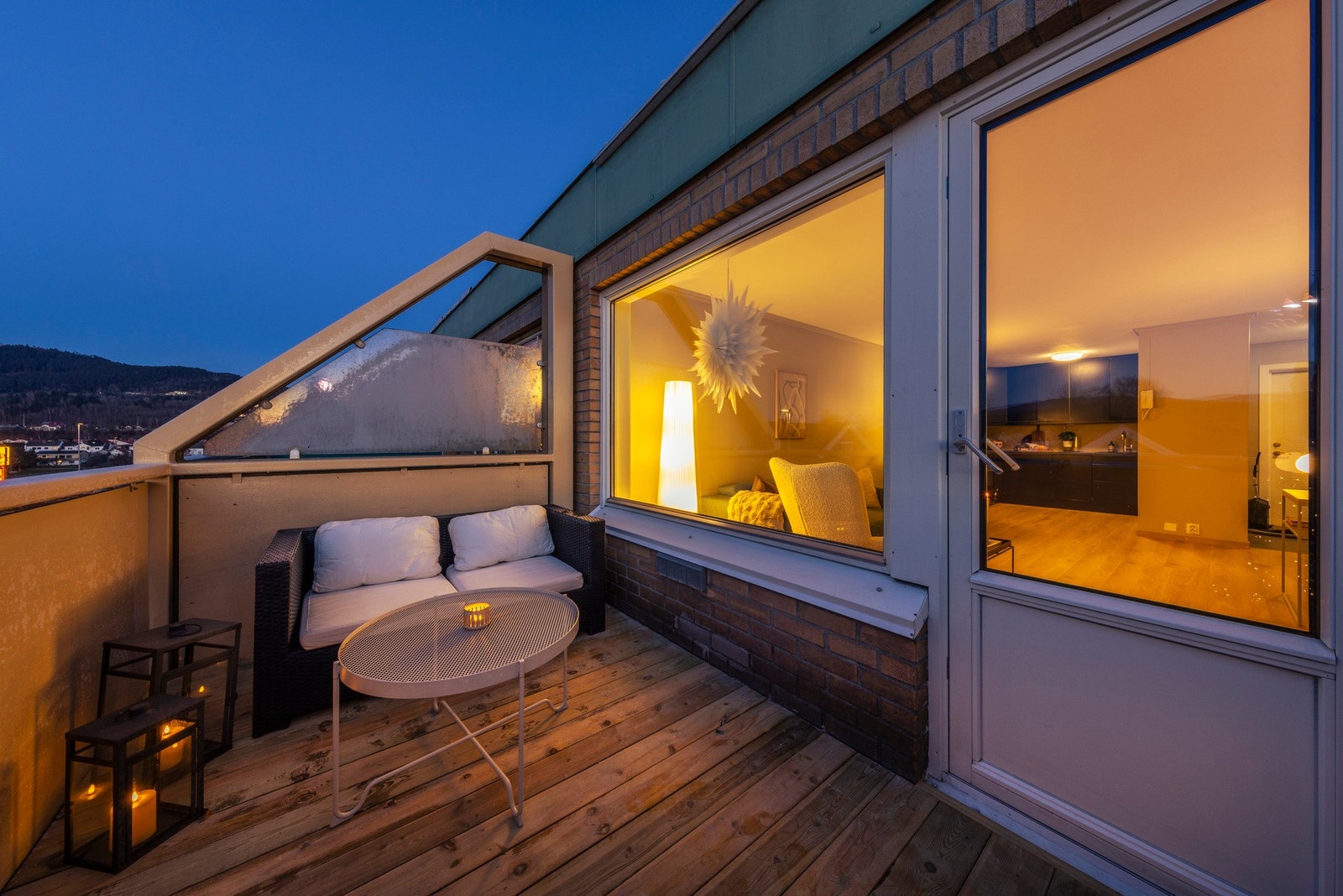 Den vestvendte balkongen fungerer som en forlengelse av stuen og er et perfekt sted å nyte solen fra ettermiddag og langt ut på kvelden. Galleribilde