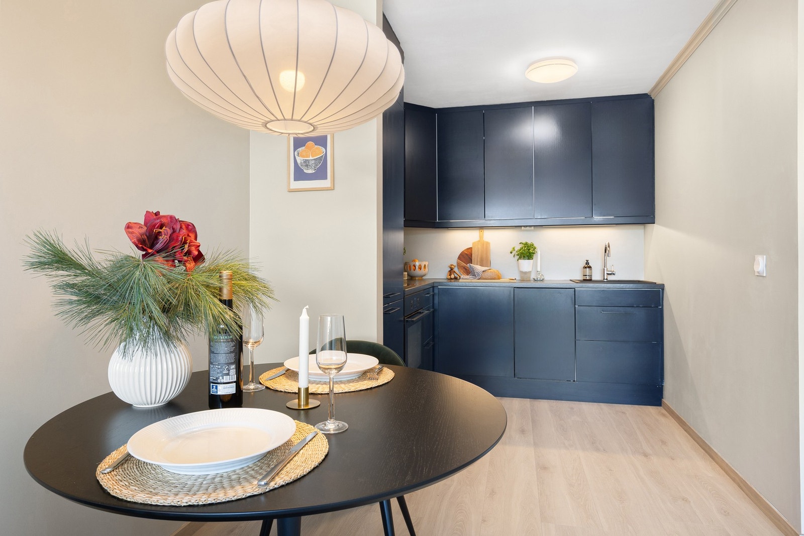 Kjøkkenet fremstår moderne og stilrent, med mørkeblå fronter som gir rommet karakter og et elegant uttrykk. Galleribilde