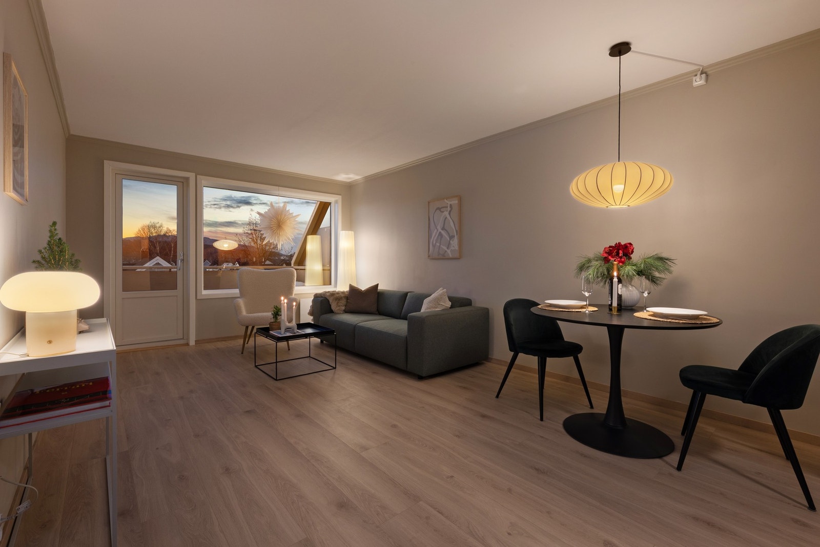 Stuen har en flyt som gjør det trivelig å oppholde seg i - uansett anledning. Galleribilde