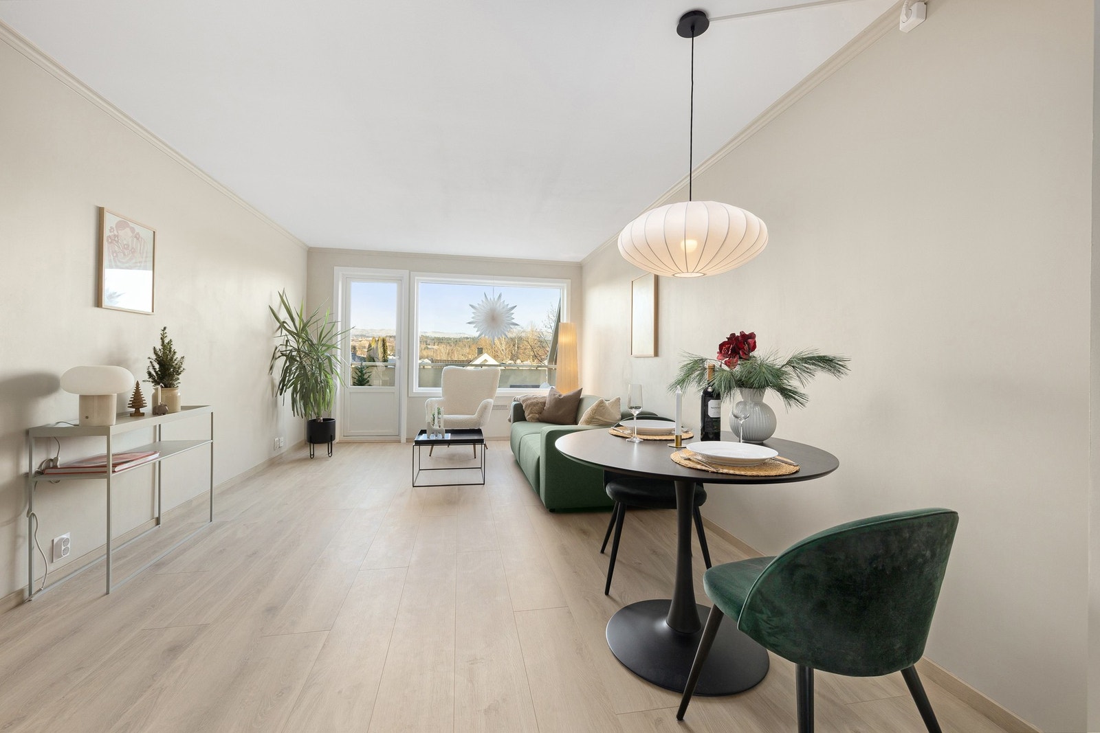 Store vindusflater slipper inn rikelig med dagslys og gir en lun og åpen atmosfære. Galleribilde