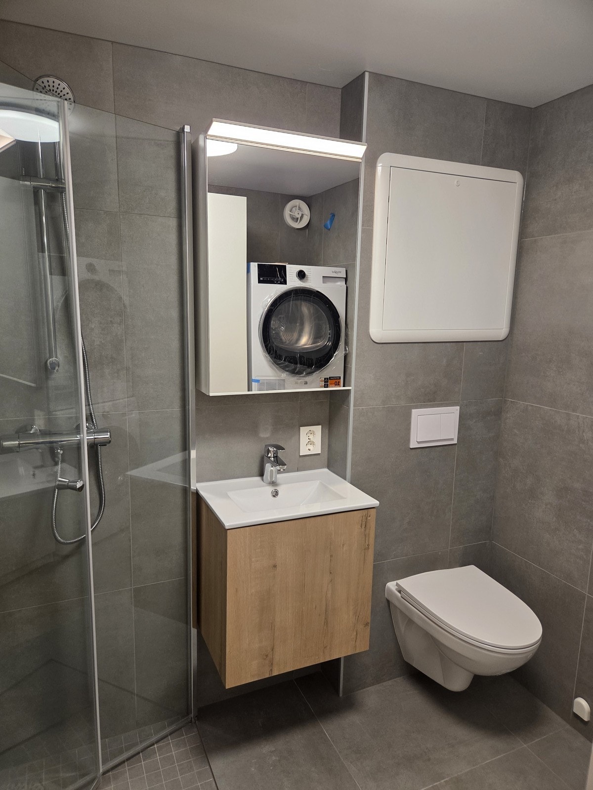 Bad - Nytt helfliset bad - Baderomsinnredning og dusjhjørne. Ny vaskemaskin og tørketrommel. Galleribilde