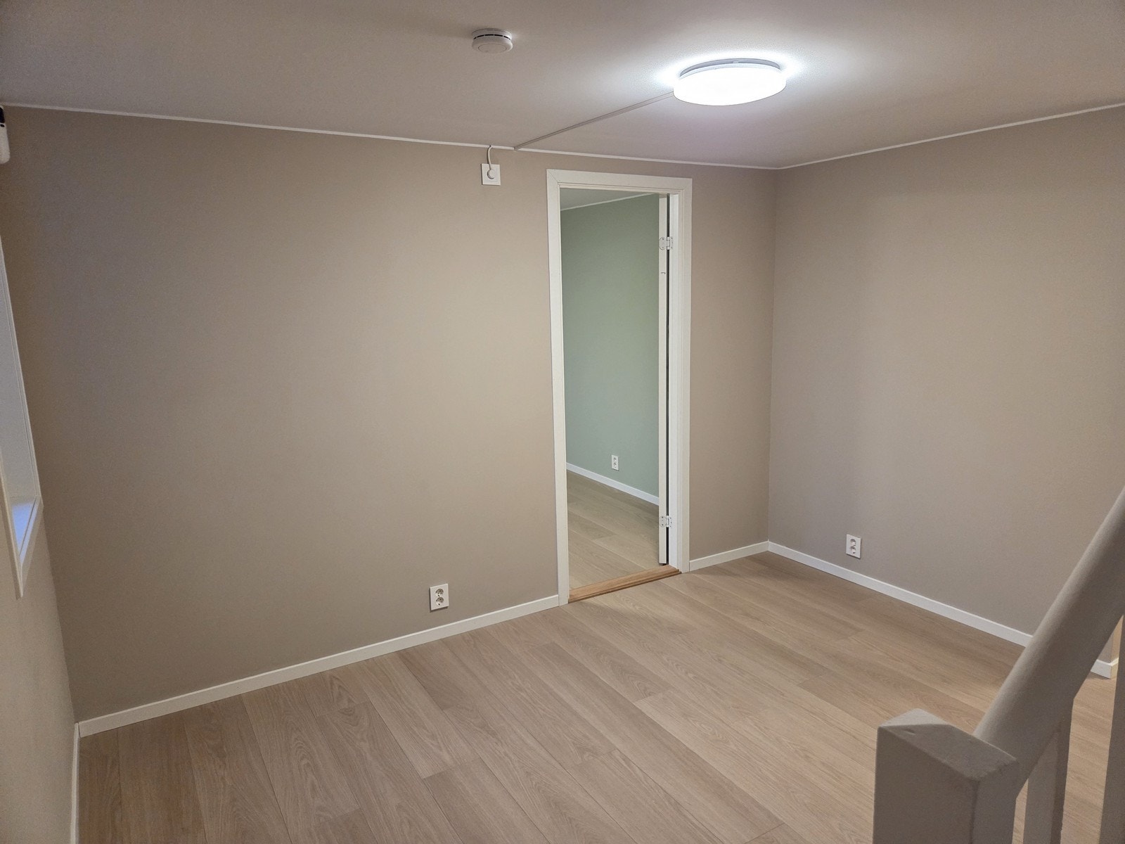 Lys og fin stue - Vindu og god belysning. Rommet ligger plassert mellom soverom og kjøkken. Galleribilde