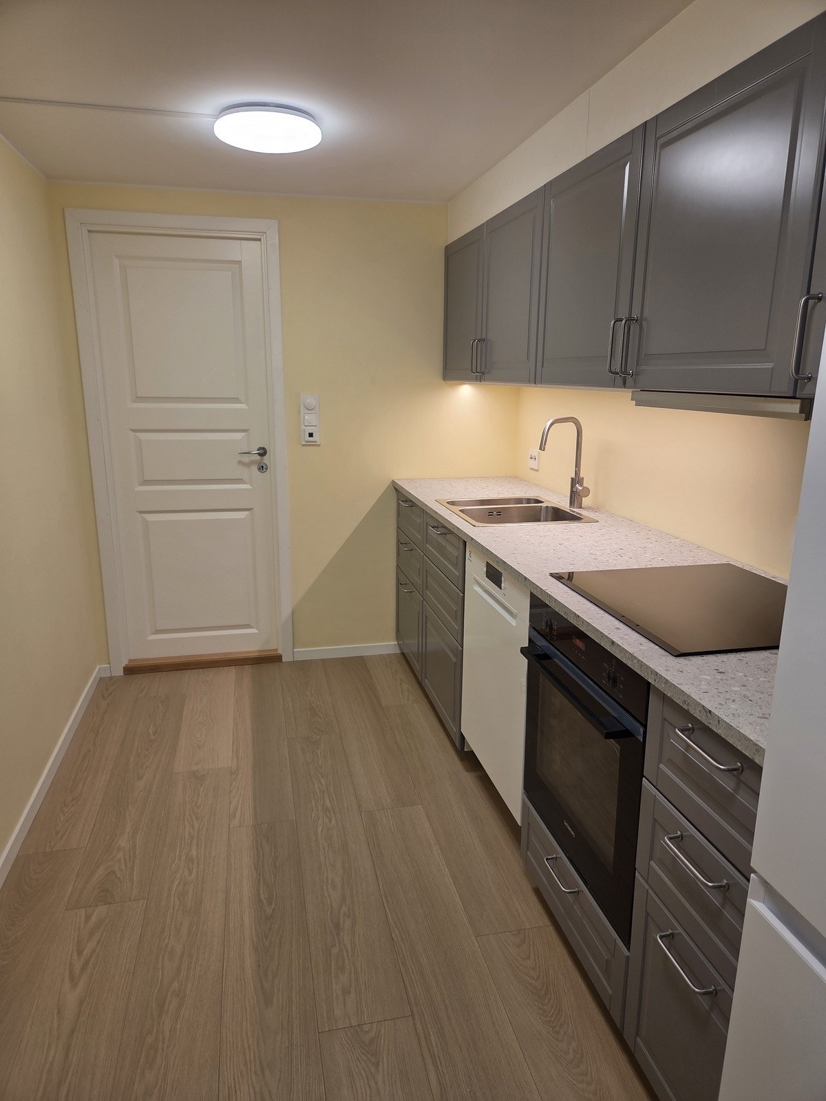 Kjøkken- Nytt kjøkken med god skap og benkeplass - Komfyr-steketopp, oppvaskmaskin og kombiskap. Galleribilde