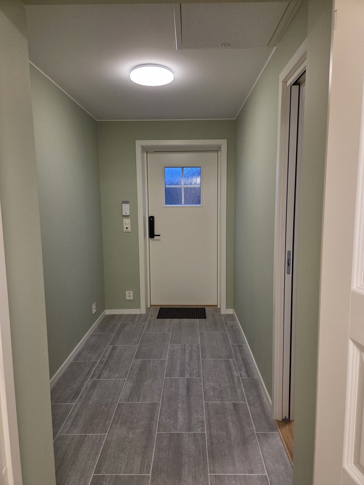 Entre: Entre med plass for å henge fra seg ytterklær. Adgang til loftsetasje med bra lagringsplass. Galleribilde