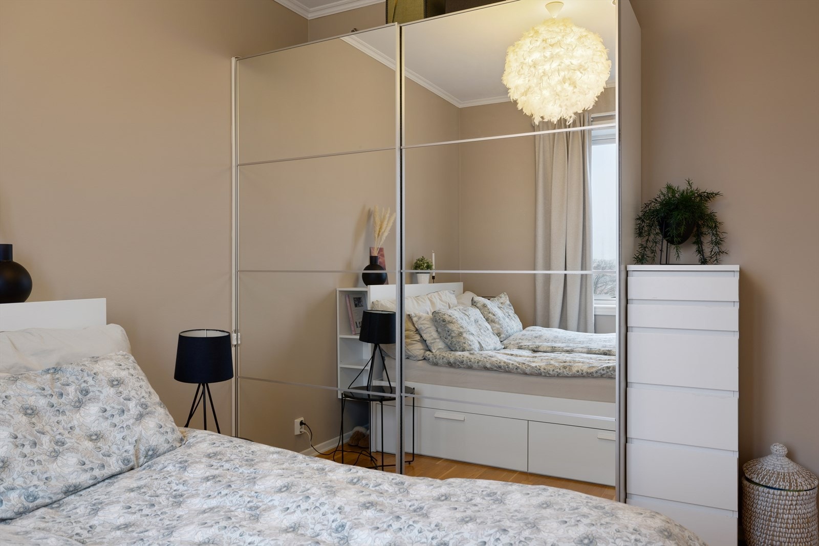 Det er god plass til både seng, nattbord og garderobeløsning. Galleribilde