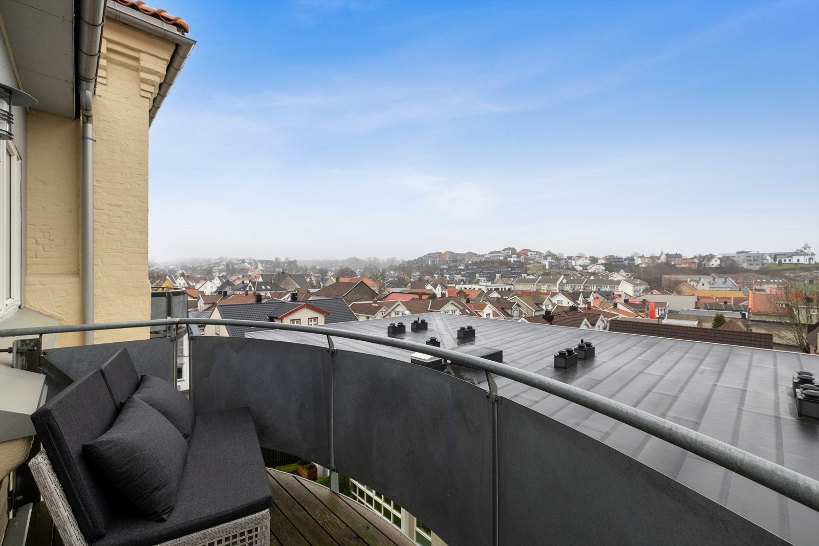 Balkongen er på ca 5 kvm. Galleribilde