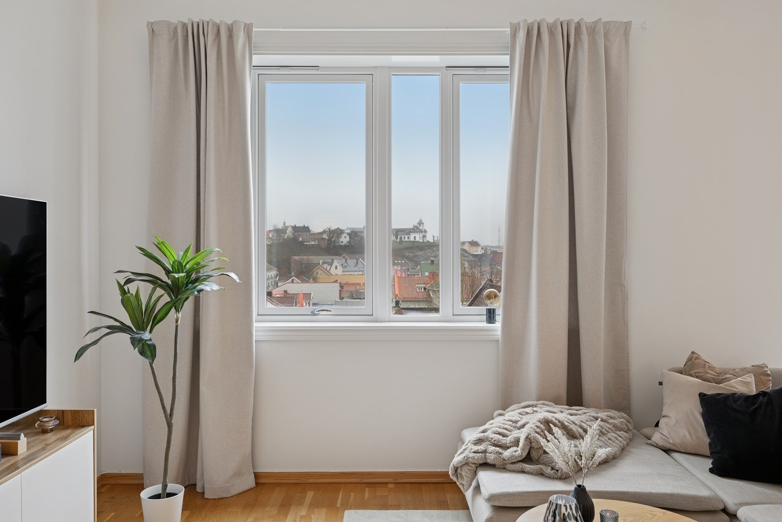 Kort gangavstand til offentlig kommunikasjon, Bryggepromenaden, sentrum, Værstetorvet og hyggelige turområder. Galleribilde