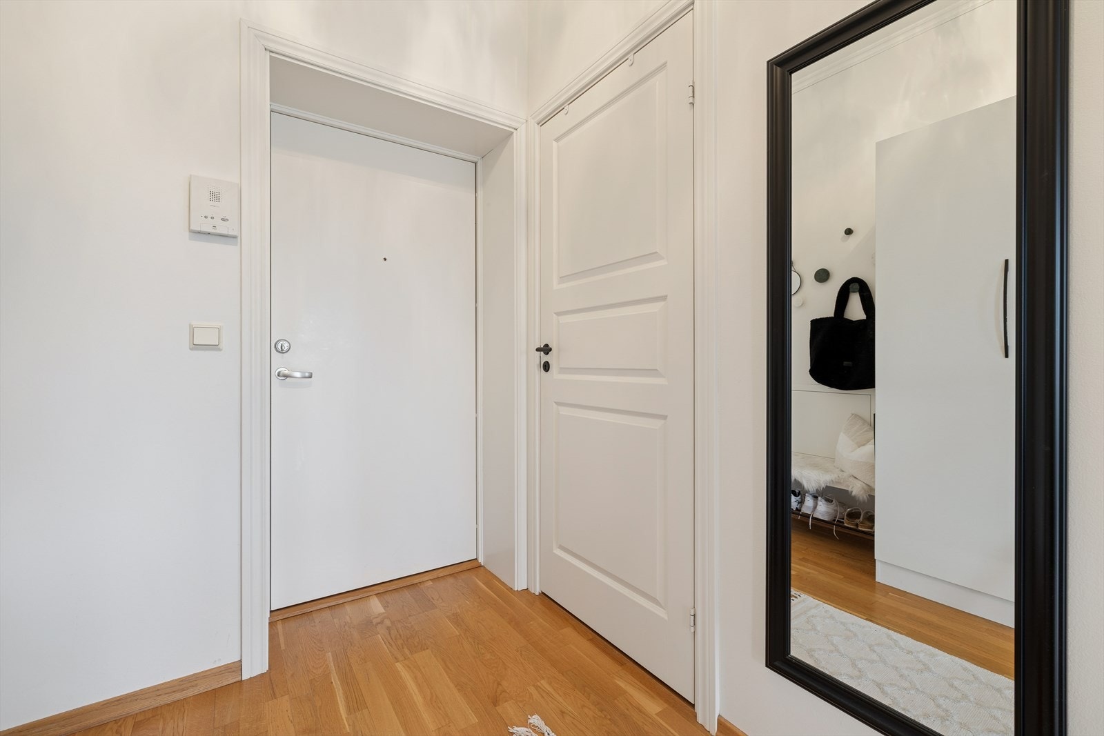 Du ønskes velkommen inn i en lys og hyggelig entré med tilgang til en praktisk innvendig bod. Galleribilde