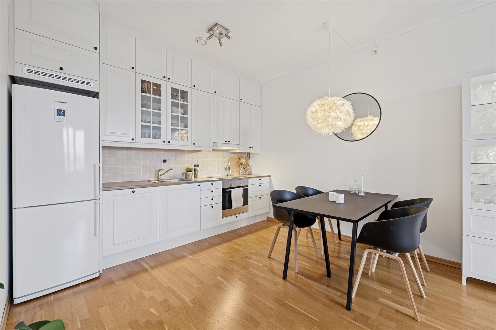 Det er fliser på veggene mellom benkeplaten og overskapene, som beskytter veggen mot matsøl. Galleribilde