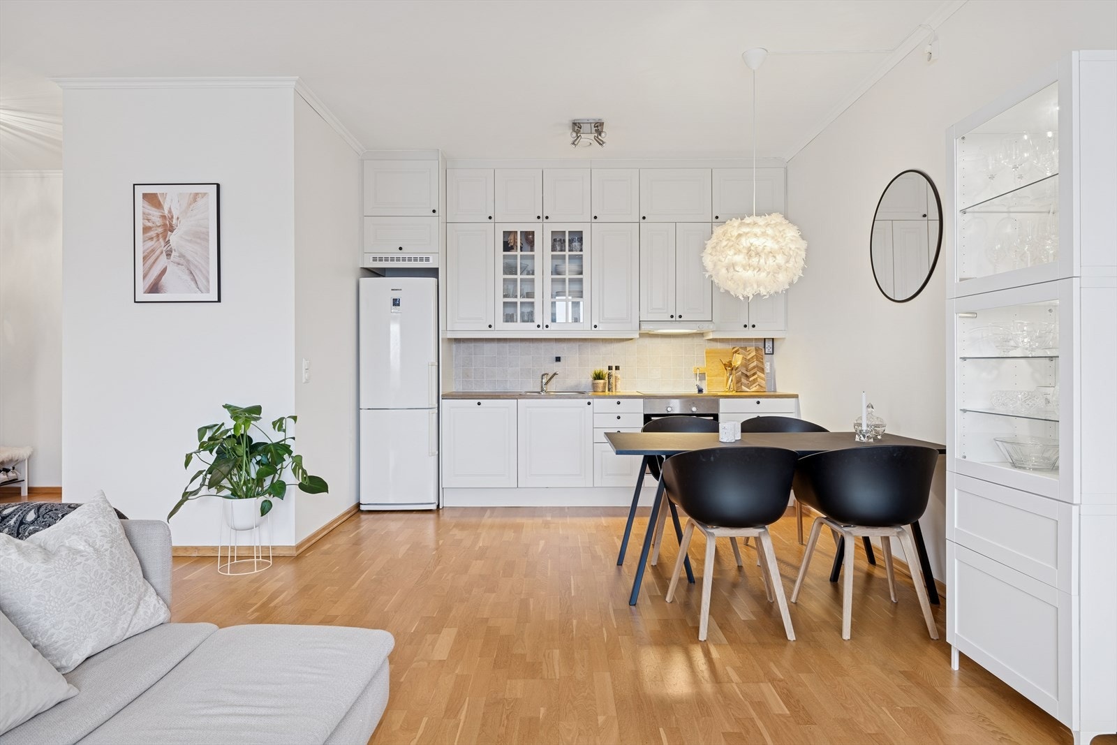 Den åpne stue- og kjøkkenløsningen gir en romslig og luftig følelse. Galleribilde