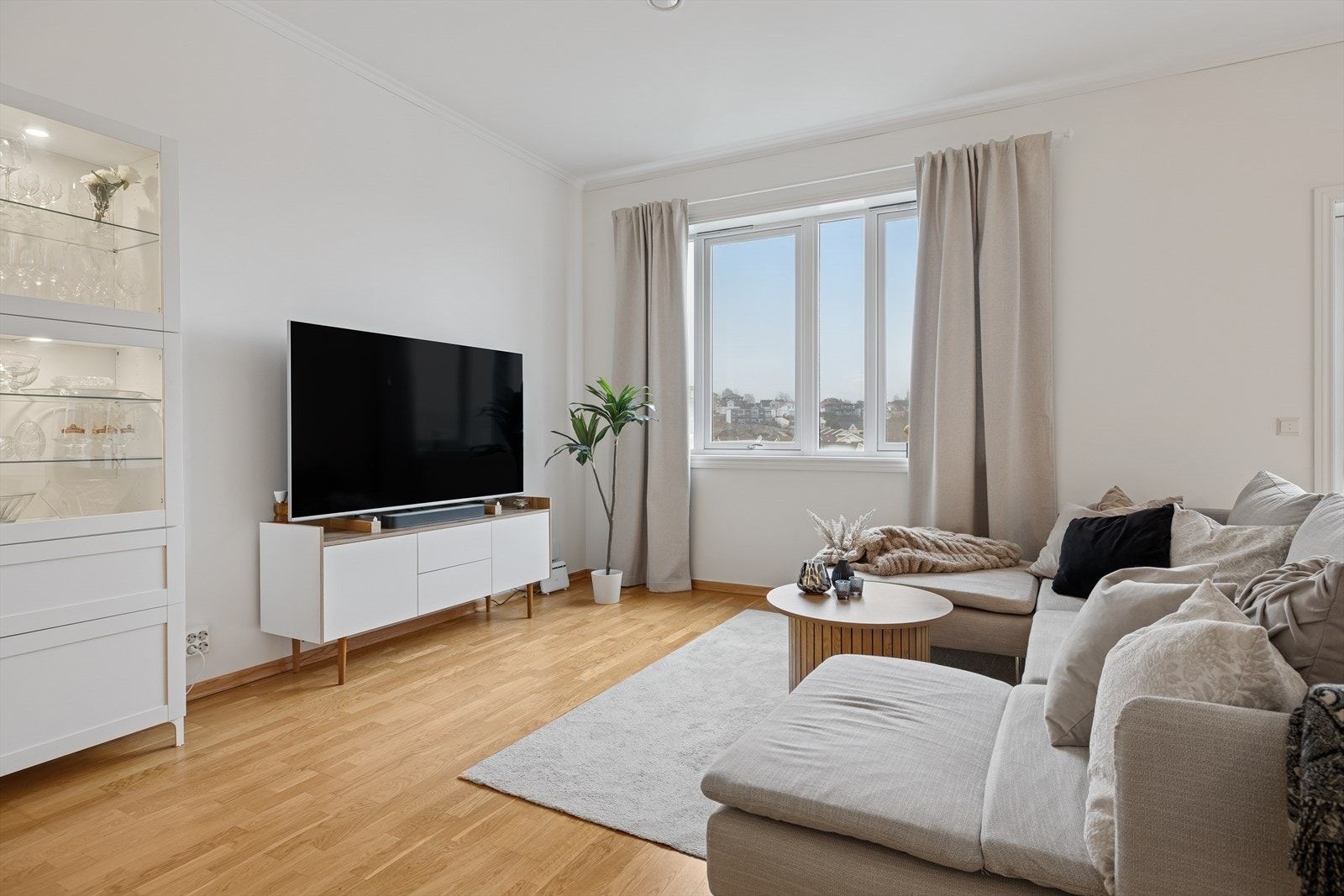 Den åpne stue- og kjøkkenløsningen gir en romslig og luftig følelse. Galleribilde