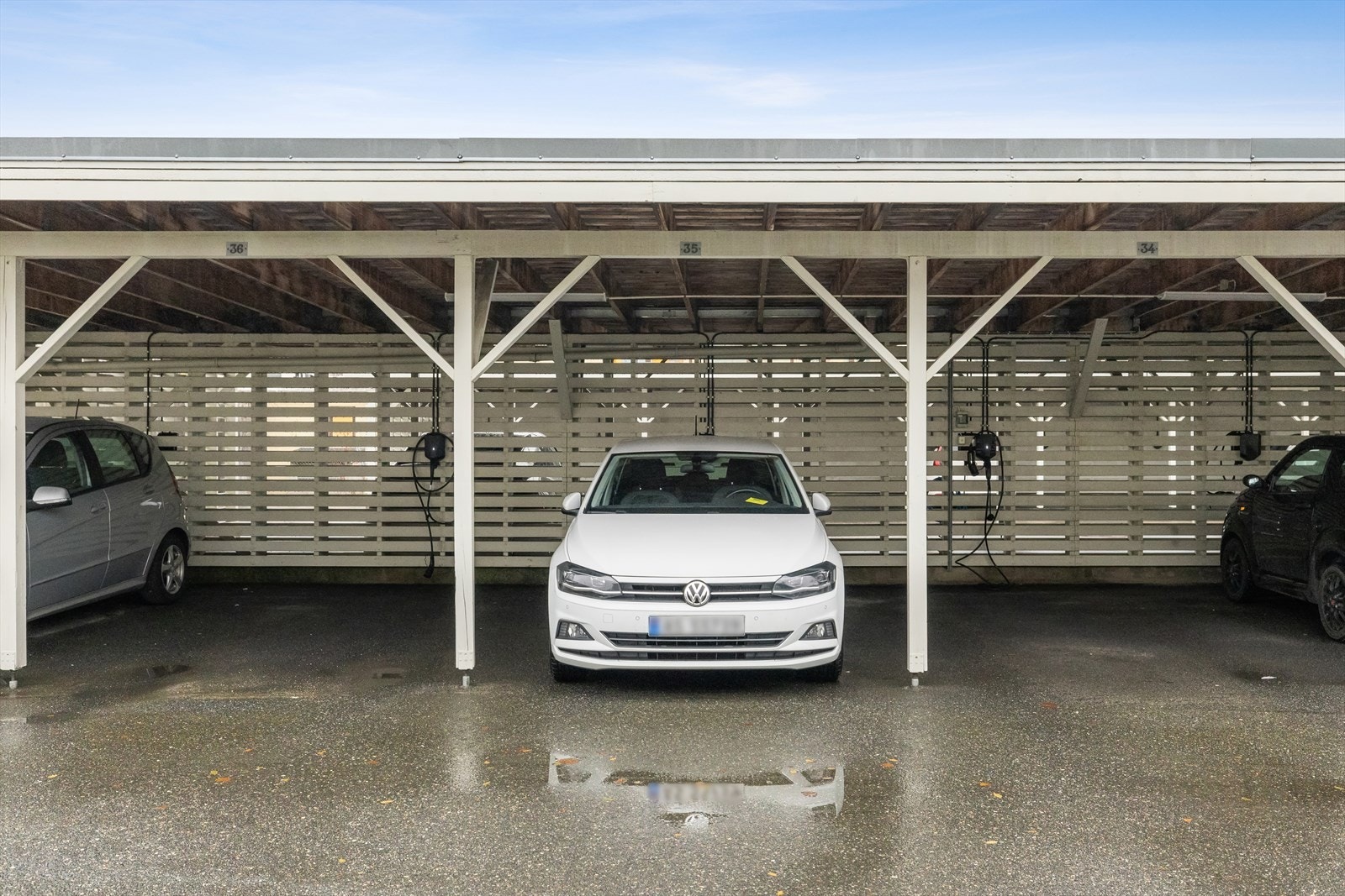 Leiligheten disponerer en parkeringsplass i carport og en bod i kjelleren. Galleribilde