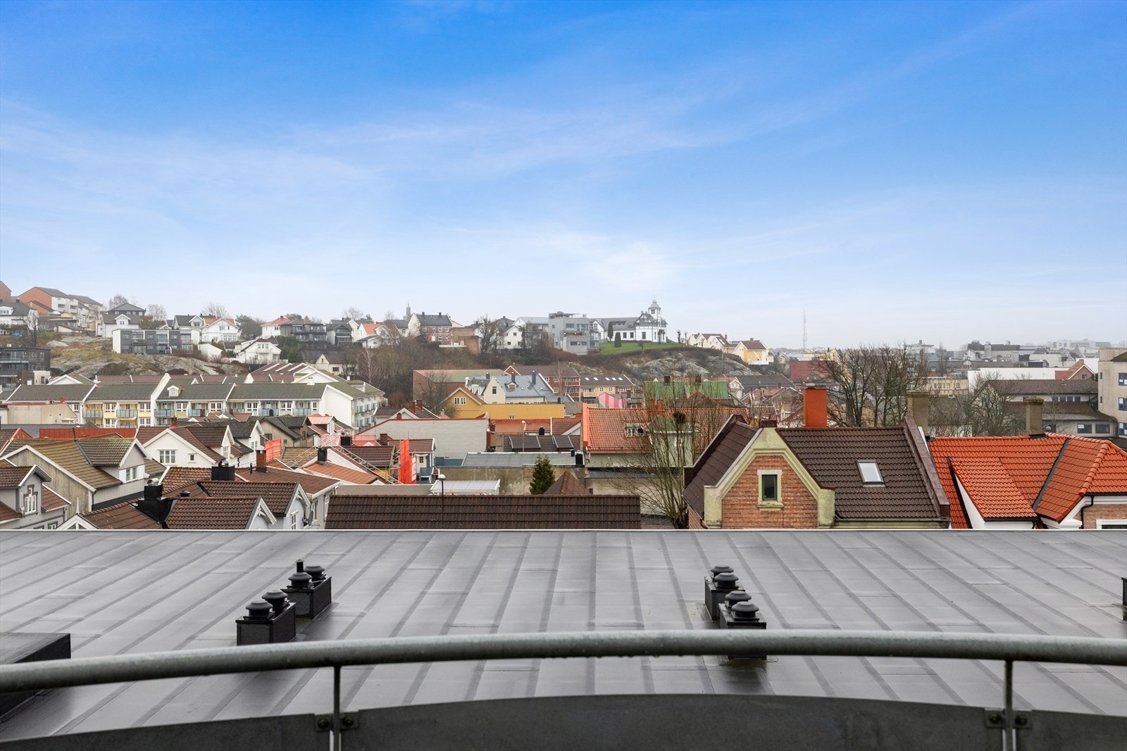 Balkongen ligger østvendt, og har hyggelig utsikt mot sentrum. Galleribilde