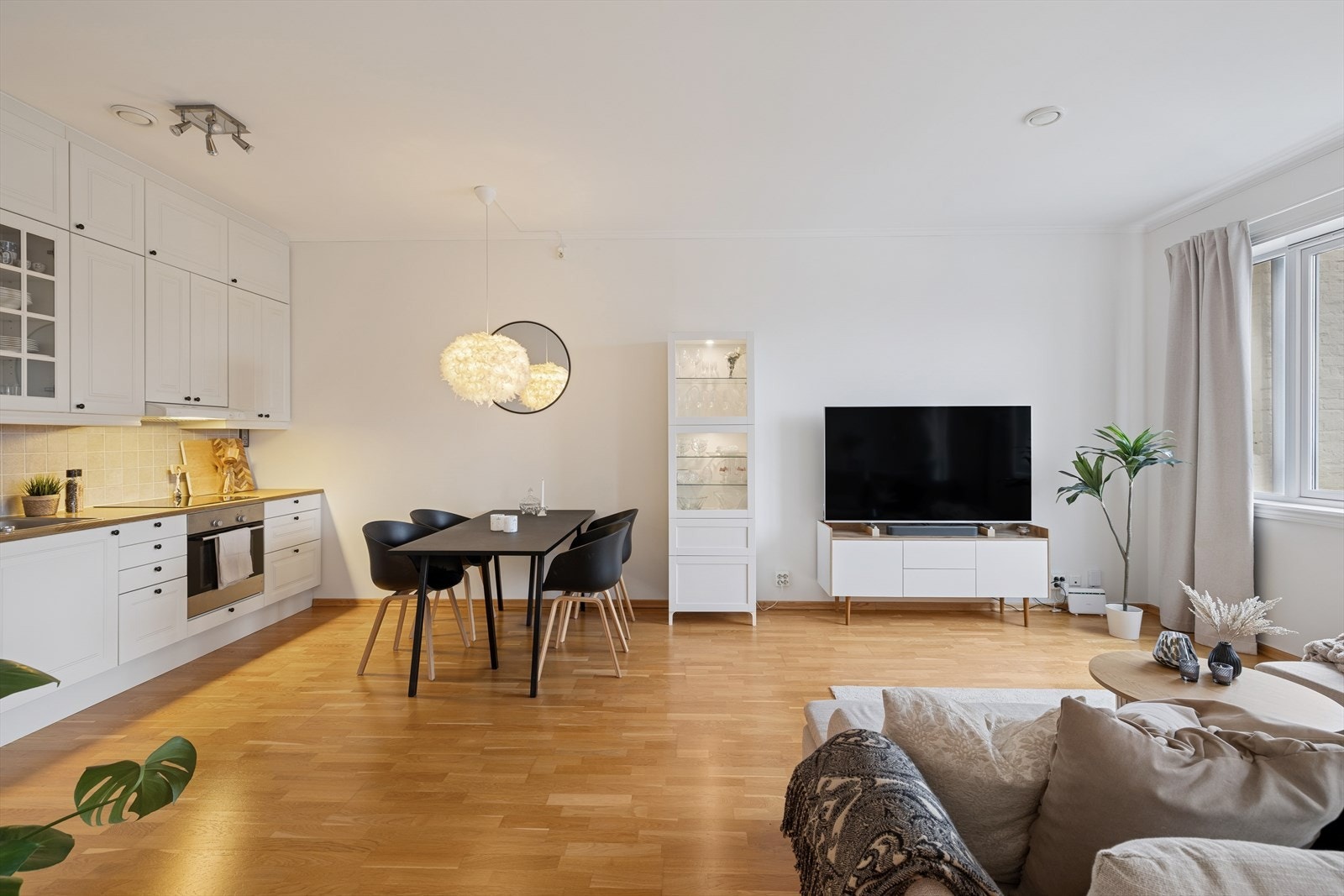 Det er god plass til spisebord, sofa, TV-møblement og øvrig ønsket møblement. Galleribilde