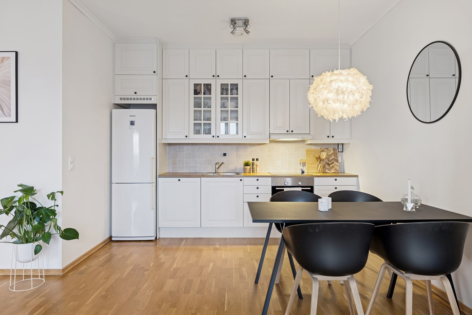 Kjøkkenet er innredet med lyse profilerte fronter, laminat benkeplate og oppvaskkum. Galleribilde