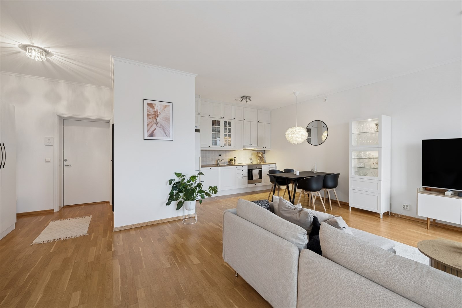 Leiligheten har en åpen og luftig planløsning og holder en gjennomgående standard. Galleribilde