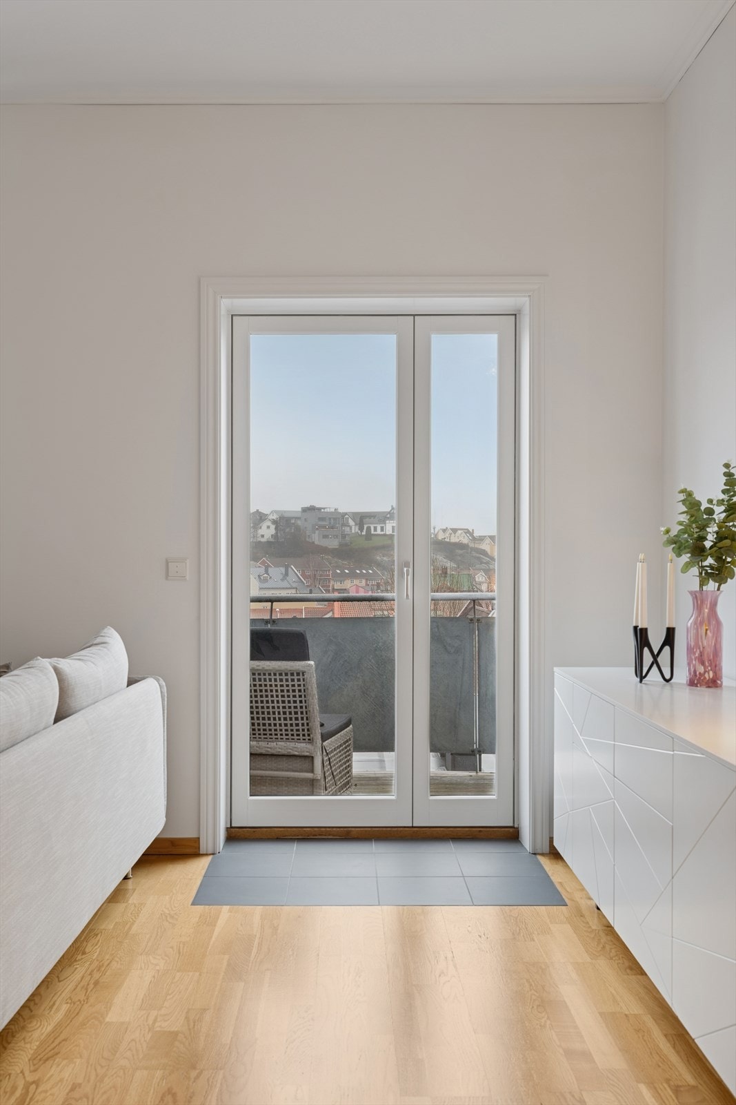 Fra stuen er det utgang til en balkong. Galleribilde