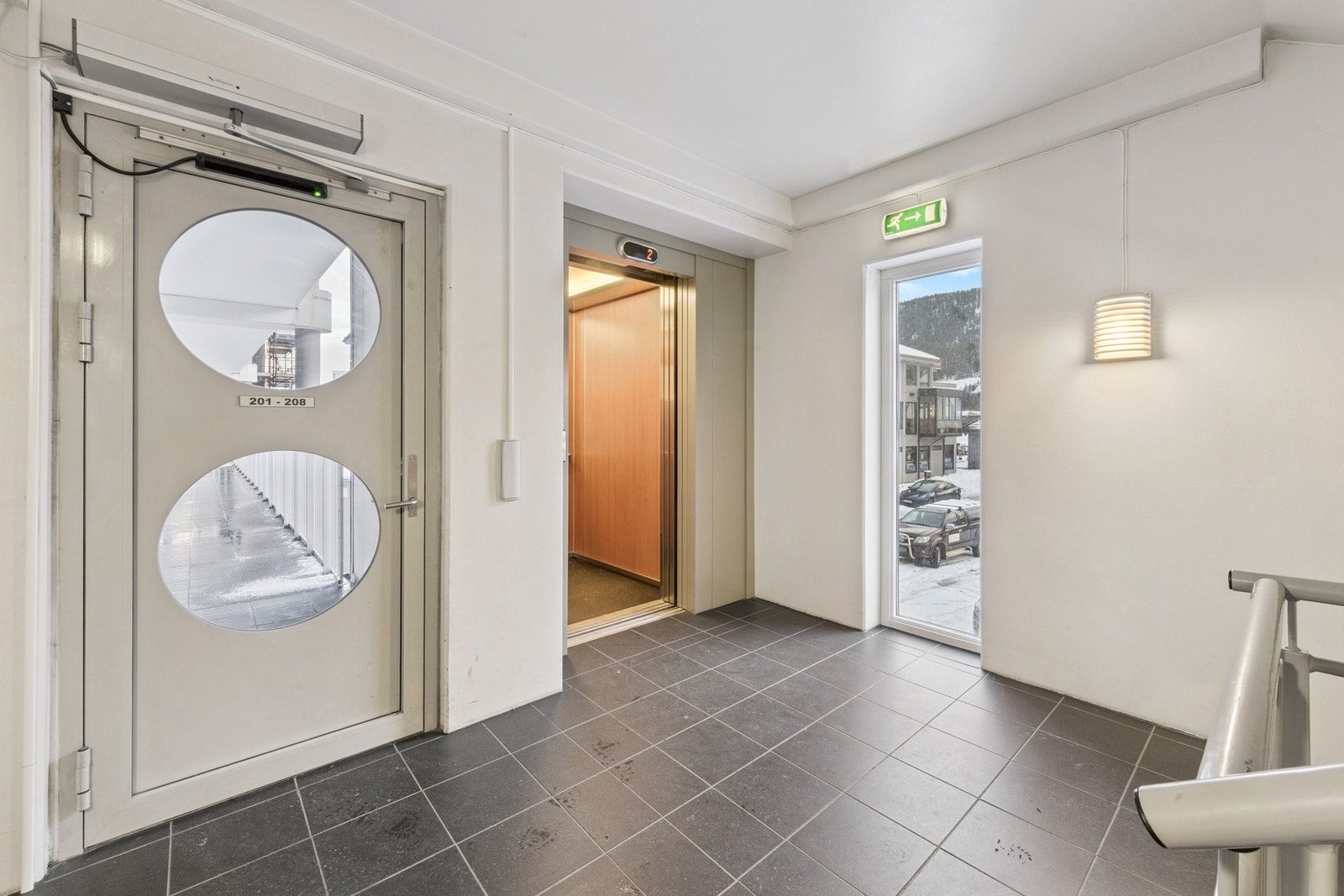 Fellesarealer med heis og innvendig trapp Galleribilde