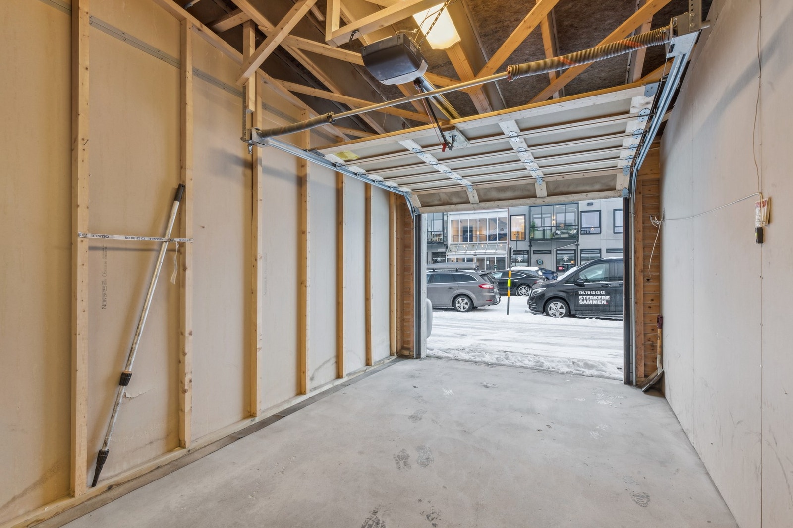 Moderne garasje med lagringsmuligheter Galleribilde