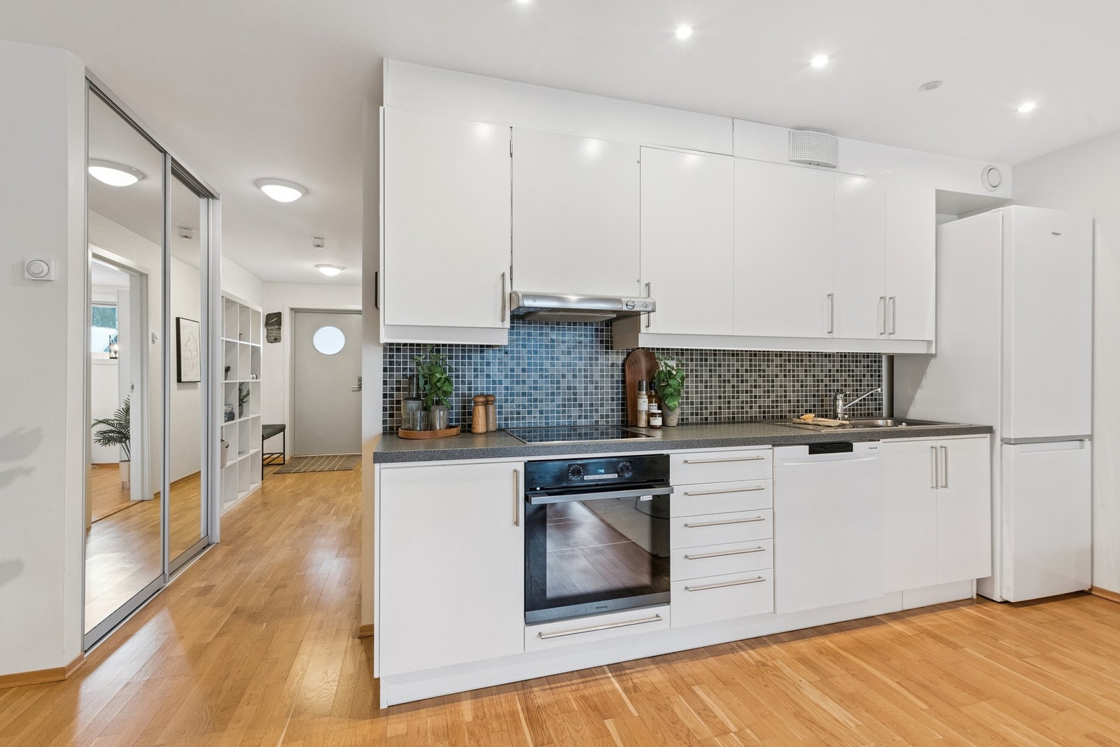 Kjøkken med hvitevarer. Galleribilde