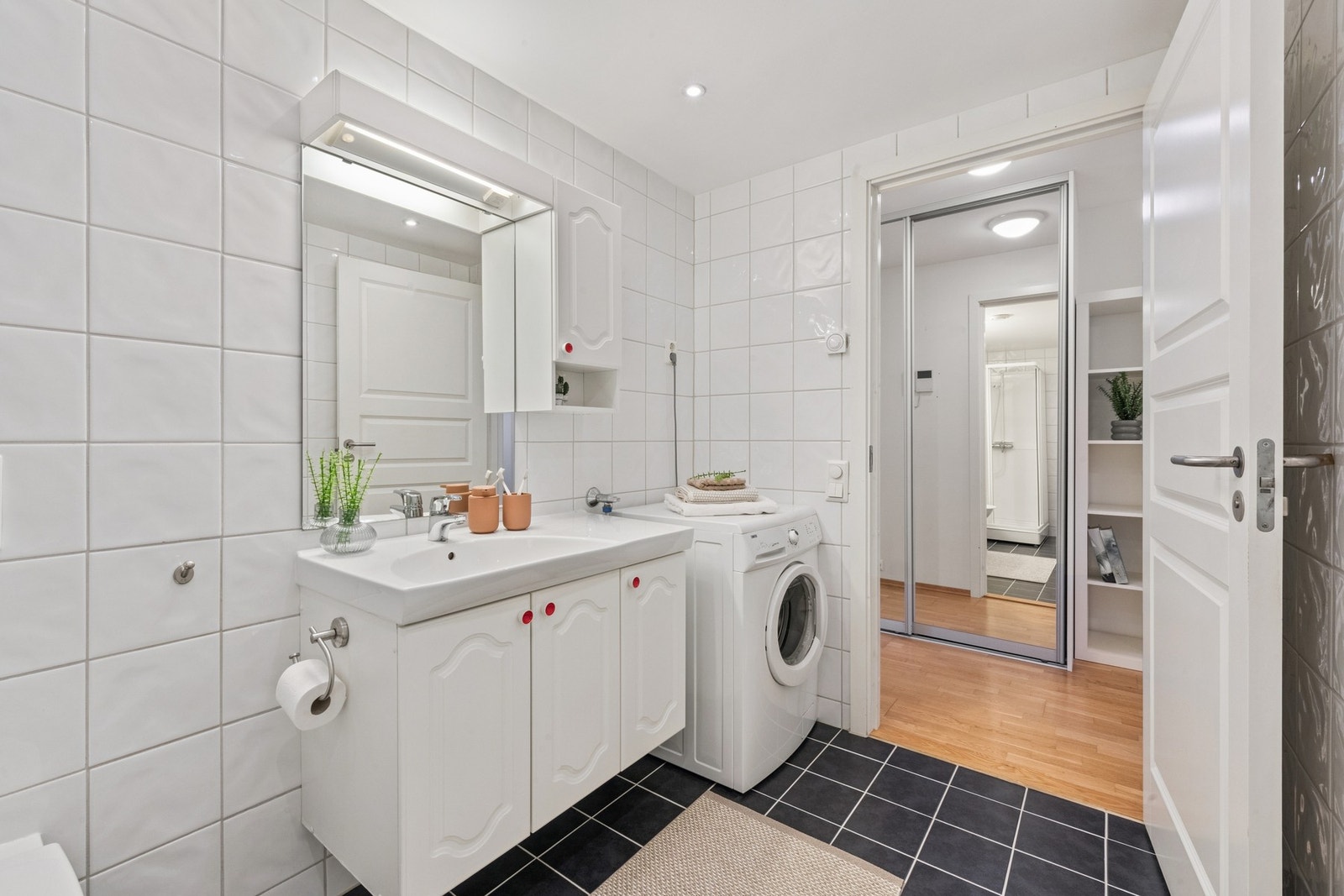 Romslig bad med opplegg for vaskemaskin Galleribilde