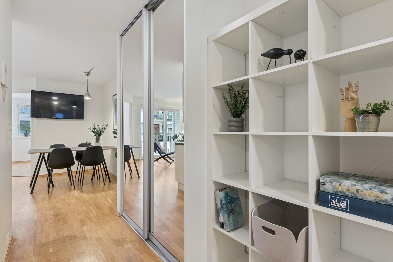 Gang med skyvedørsgarderobe Galleribilde