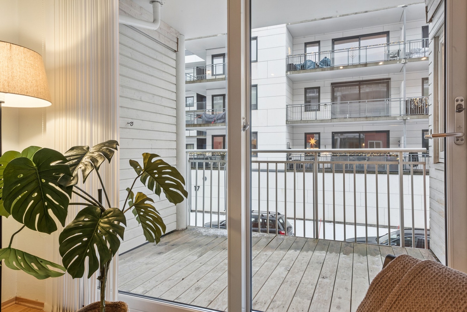 Liten balkong ut fra stua. Galleribilde