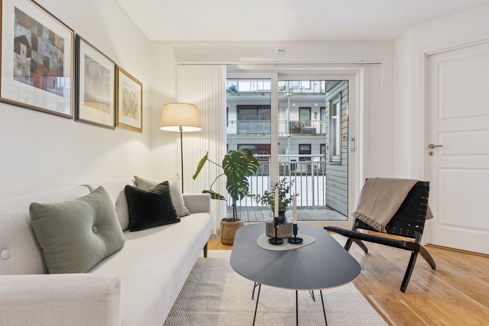 3-roms leilighet i 2. etasje i bygg med heis. Egen garasje i rekke følger med. Galleribilde