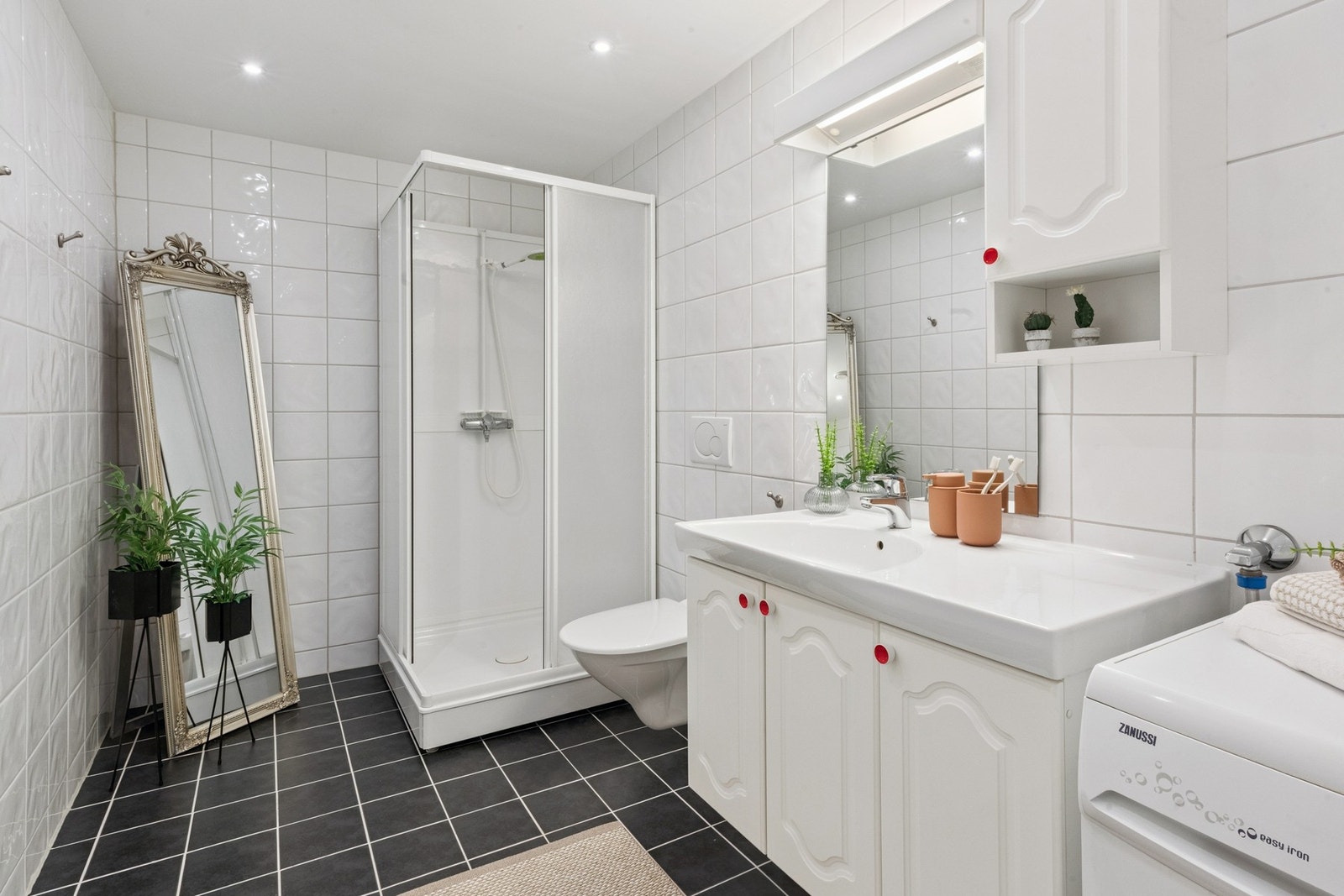 Pent bad med dusj, wc og pen innredning Galleribilde