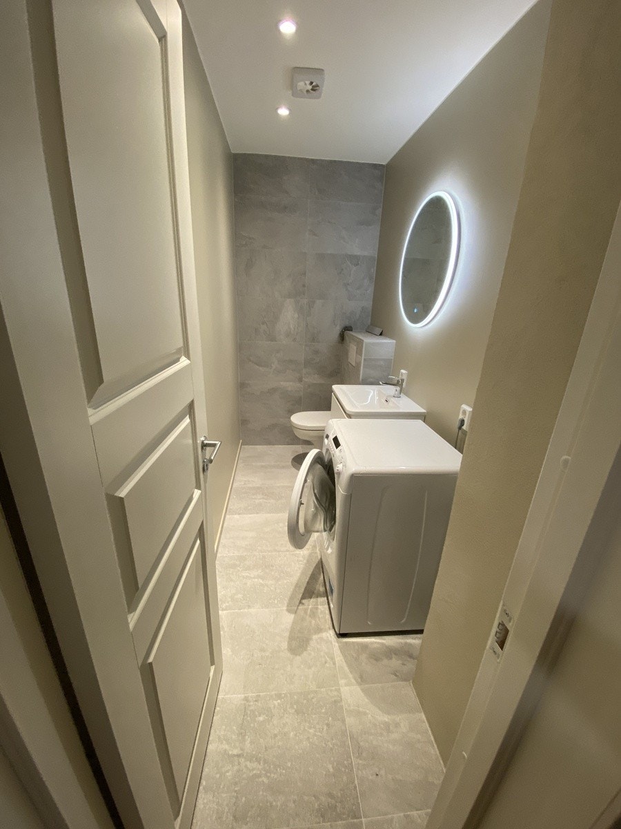 Nytt vaskerom med toalett Galleribilde