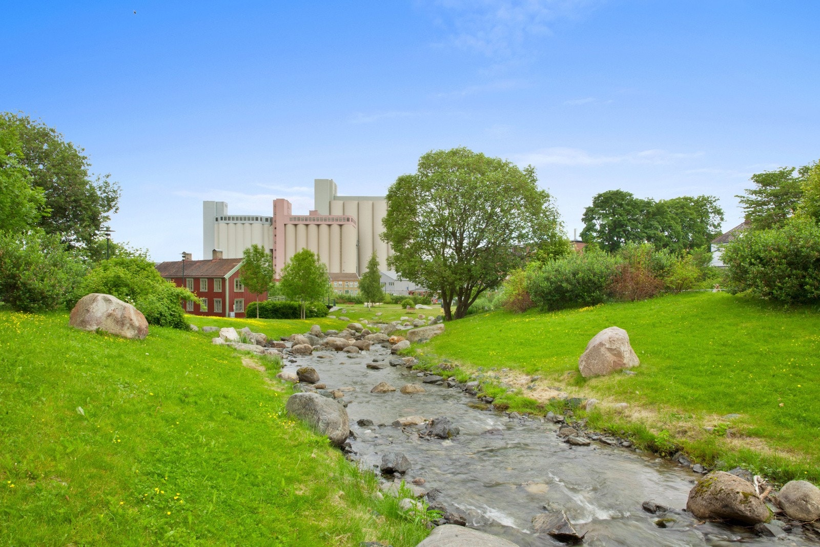 Det er kort vei til Ilaparken hor man finner parkområder, volleyballbane og marina på Skansen. Galleribilde