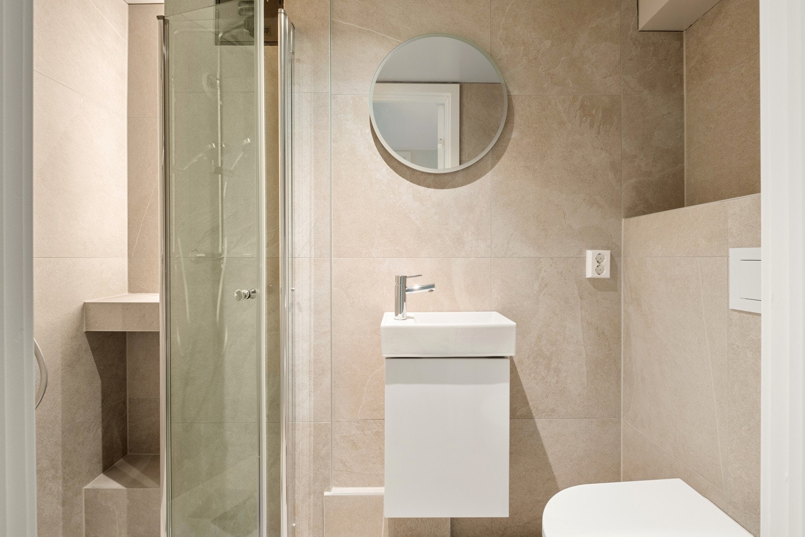 Bad nummer to finner man i kjelleretasjen. Det er flislagt både på gulv og vegger, med varme i gulvet. Galleribilde