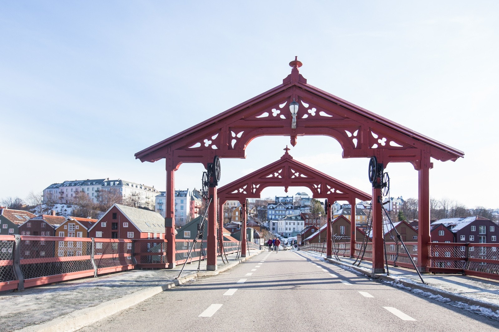 Gamle bybro leder til Bakklandet hvor man kan finne gamle koslige kaféer og særegne butikker. Galleribilde