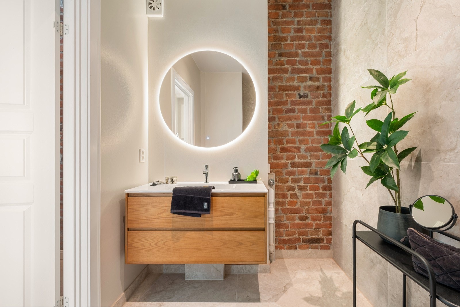 Badet har et tidsriktig stiluttrykk, med moderne elemeter. Det er innredet med dyp servant, speil med lys, dusj og wc. Galleribilde