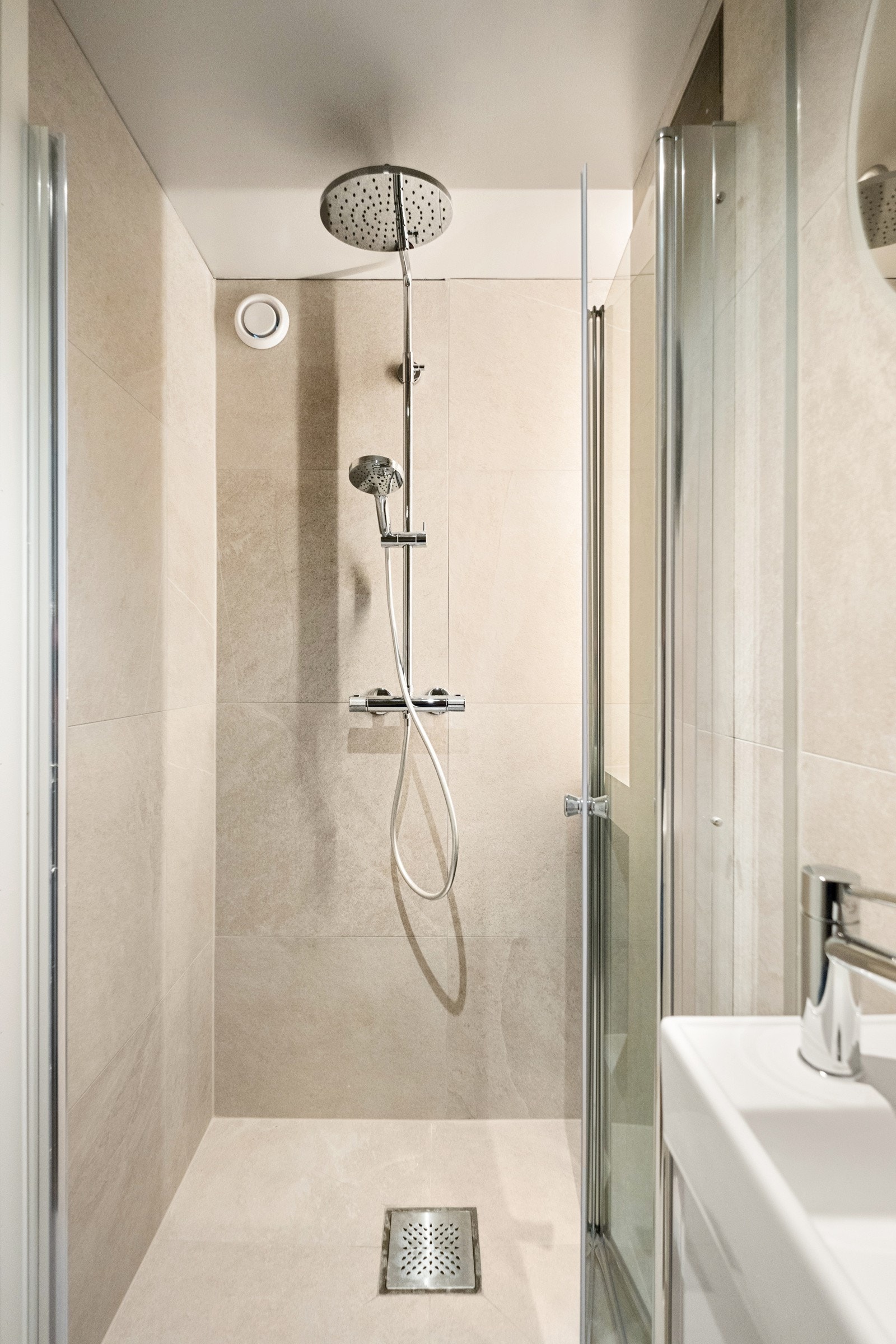 Badet er innredet med dusj, servant og wc. Galleribilde