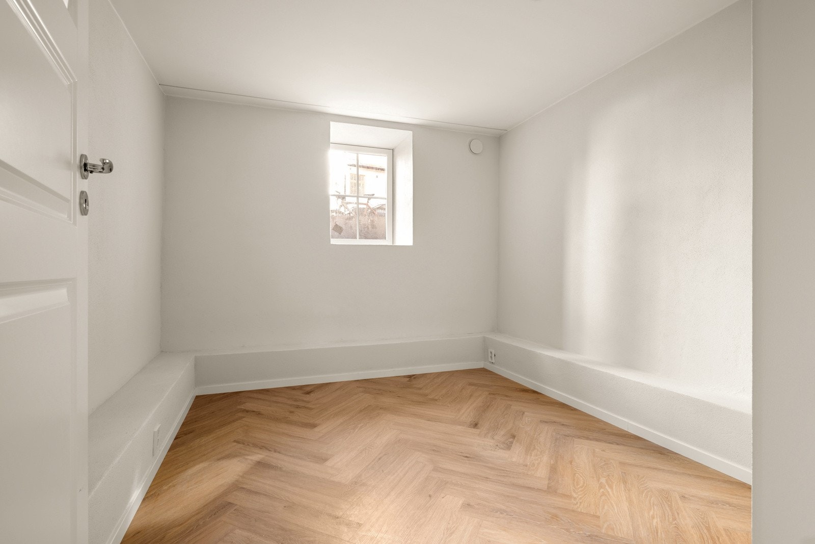 Soverommene har plass til dobbeltseng, nattbord og garderobeløsning. Galleribilde