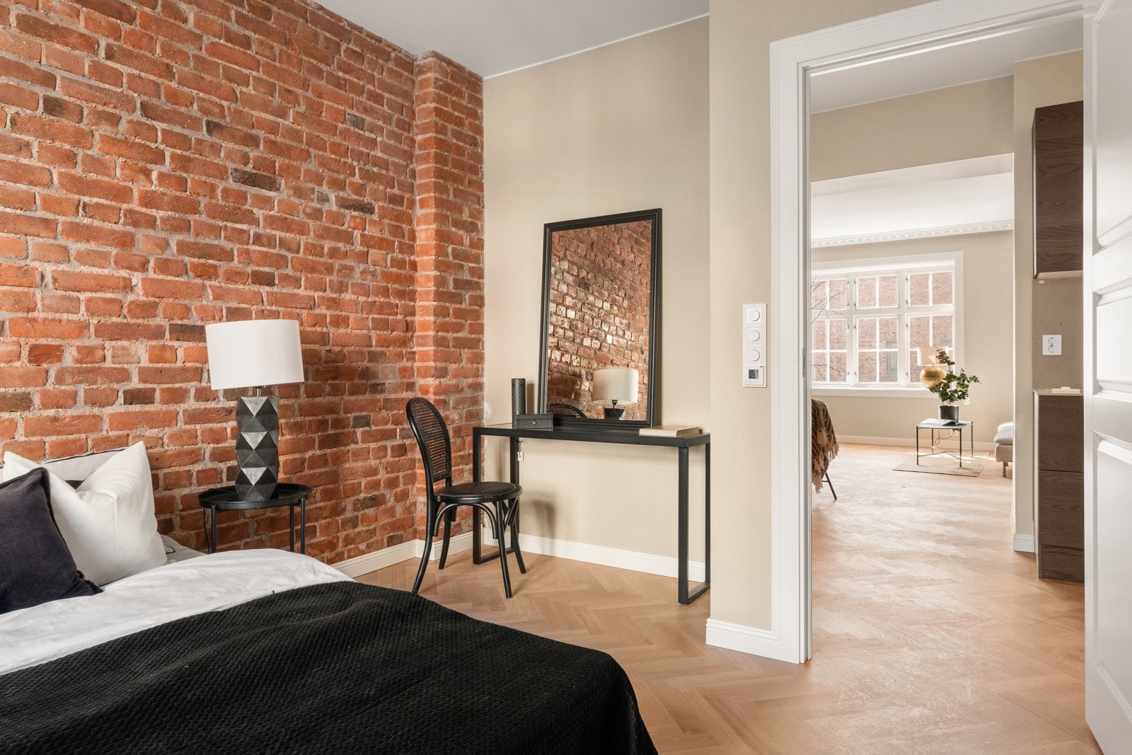 Alle rom med unntak av bad og entré er innredet med stilfull fiskebeinsparkett. Galleribilde