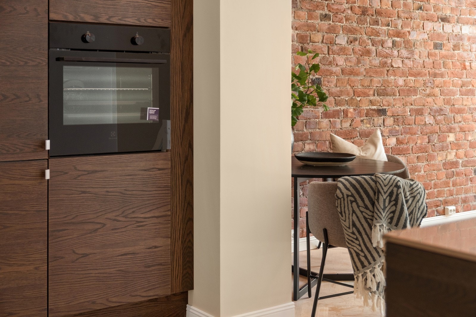 Kjøkkenet har pene integrerte hvitevarer. Galleribilde