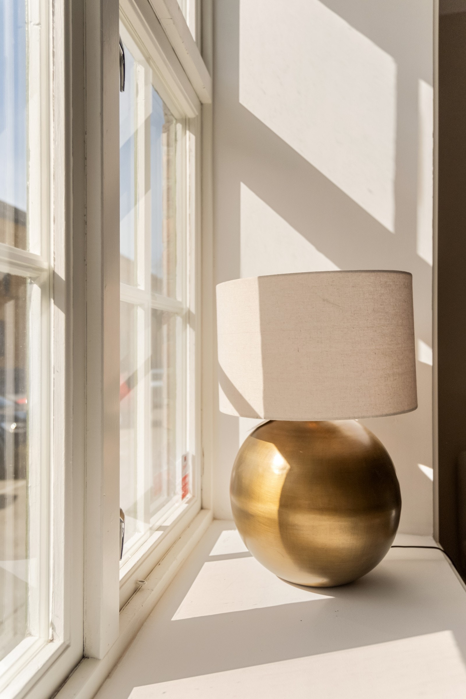 Nydelig lys som slippes inn på stuen. Galleribilde