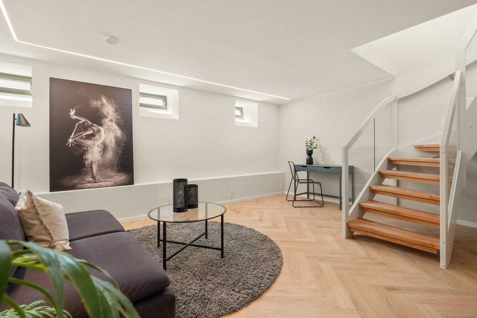 Kjellerstuen kan innredes med sofa eller brukes som kontor. Galleribilde