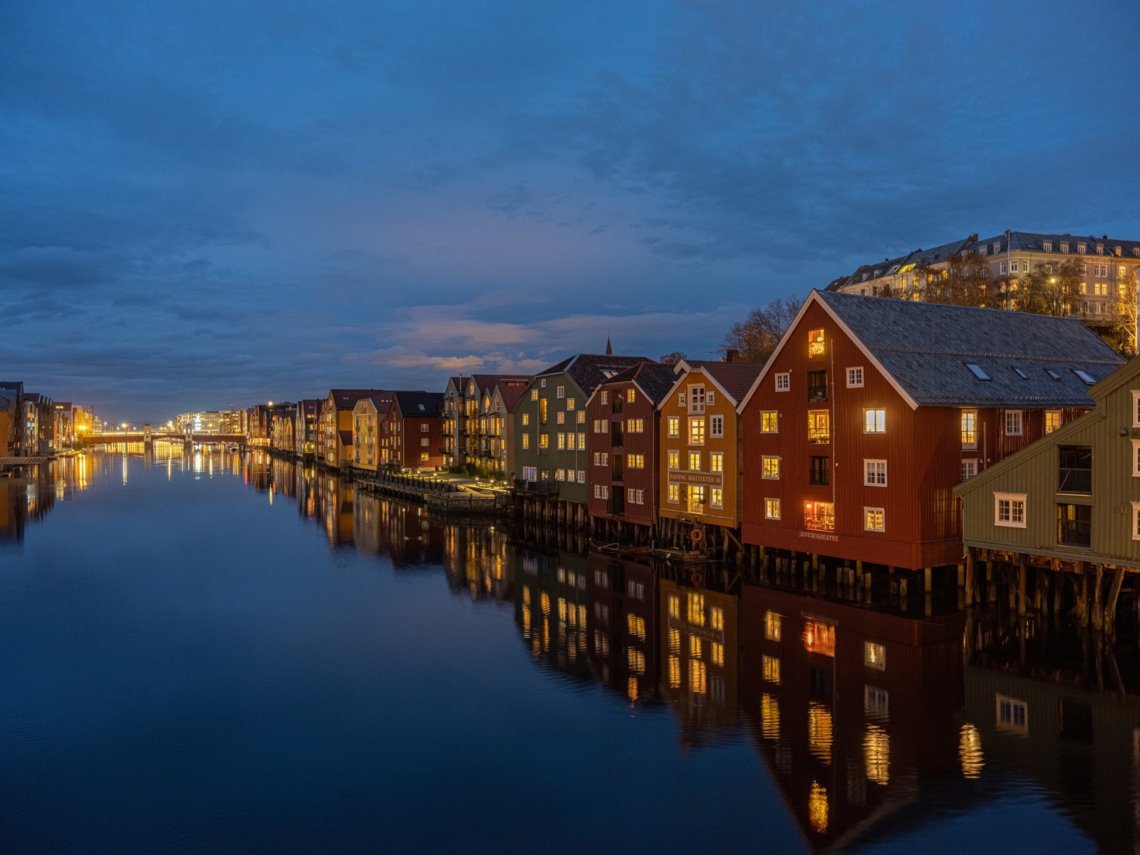 Idylliske Trodheim på kveldstid. Galleribilde