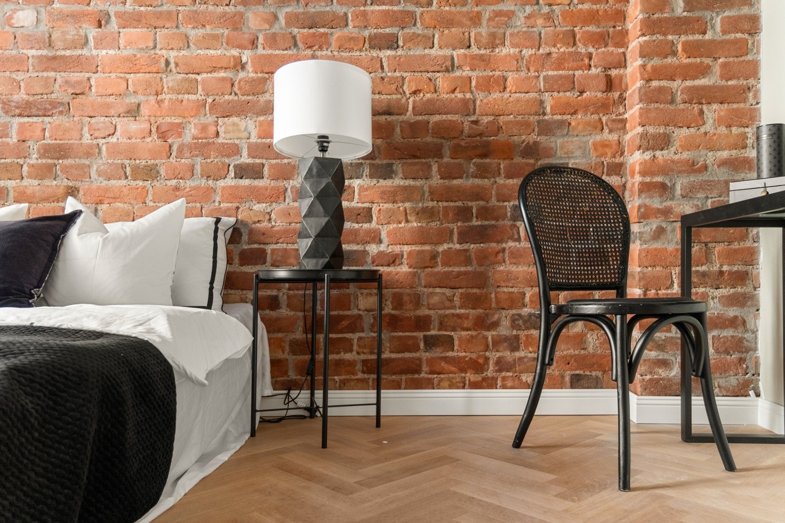 Soverommet i hovedetasjen har også murveggen som skaper kontrast og helhet i leiligheten. Galleribilde